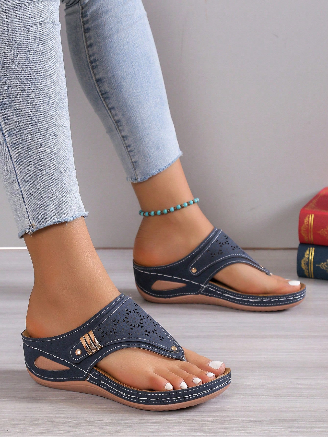 Women Metal Decor Wedge Sandals, Fashionable Outdoor Toe Post Design Wedge Slide Sandals