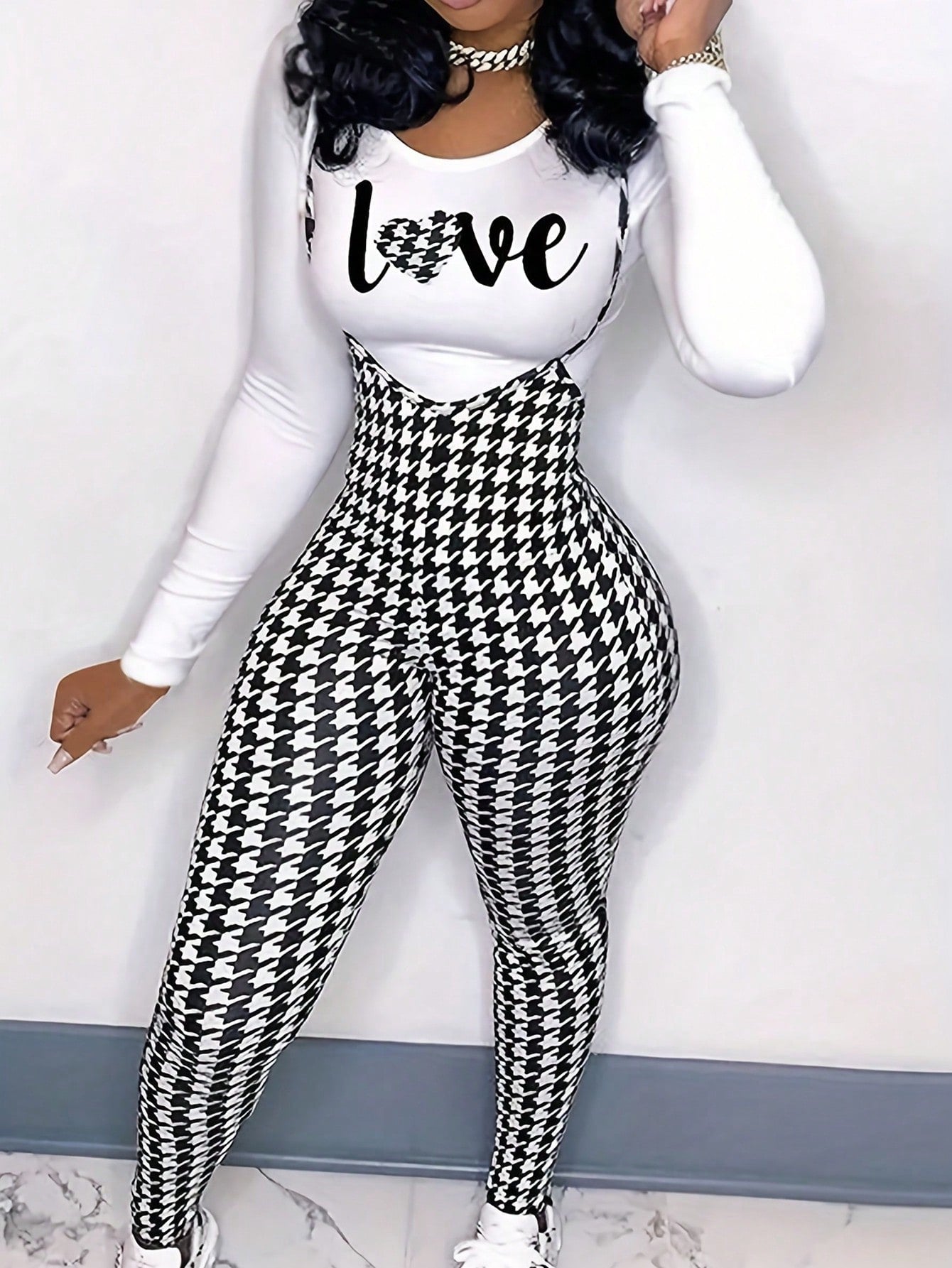 Letter Graphic Tee & Houndstooth Print Suspender Jumpsuit