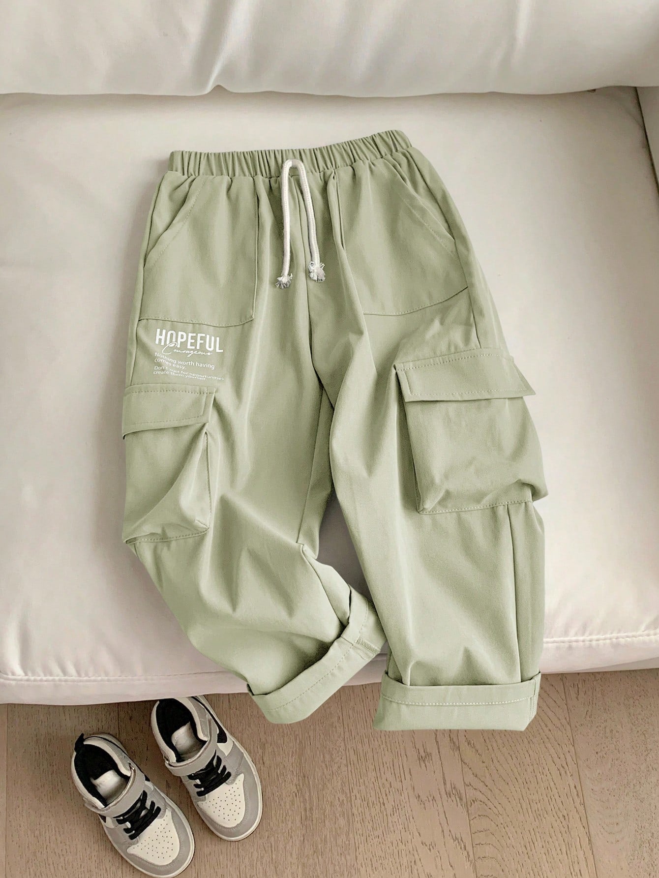 1pc Young Boy Casual Sports Street Style White Pants, Featuring Cute English Print, 3d Pockets, Haze Blue, Suitable For Daily Wear, Schooling, Exercise, Travel, Outdoor Activities, Spring And Summer Seasons.