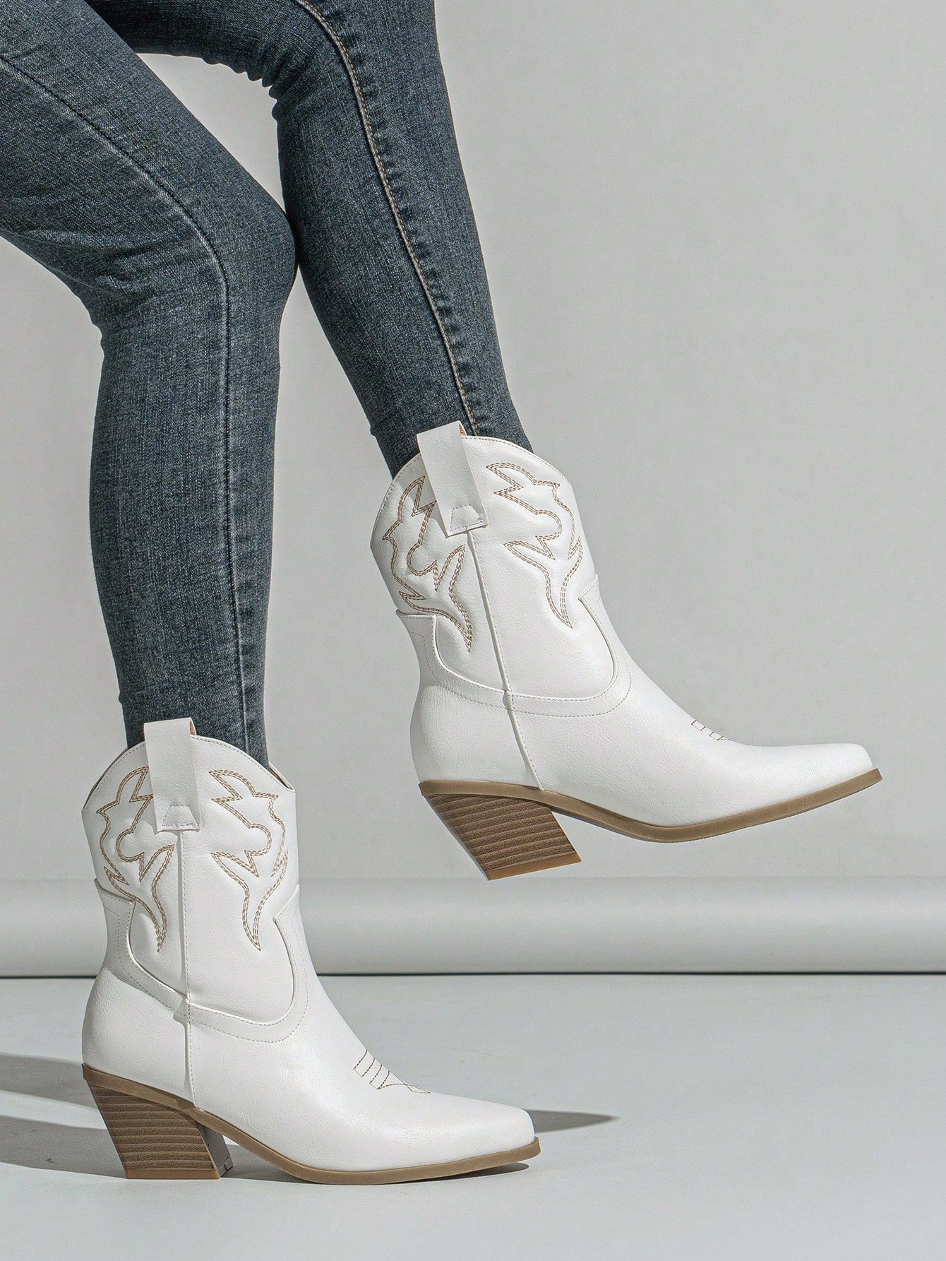 Women's White Boots, Autumn/Winter Western Style Booties, Ankle Boots And Short Boots With Embroidery And Slip-On Design