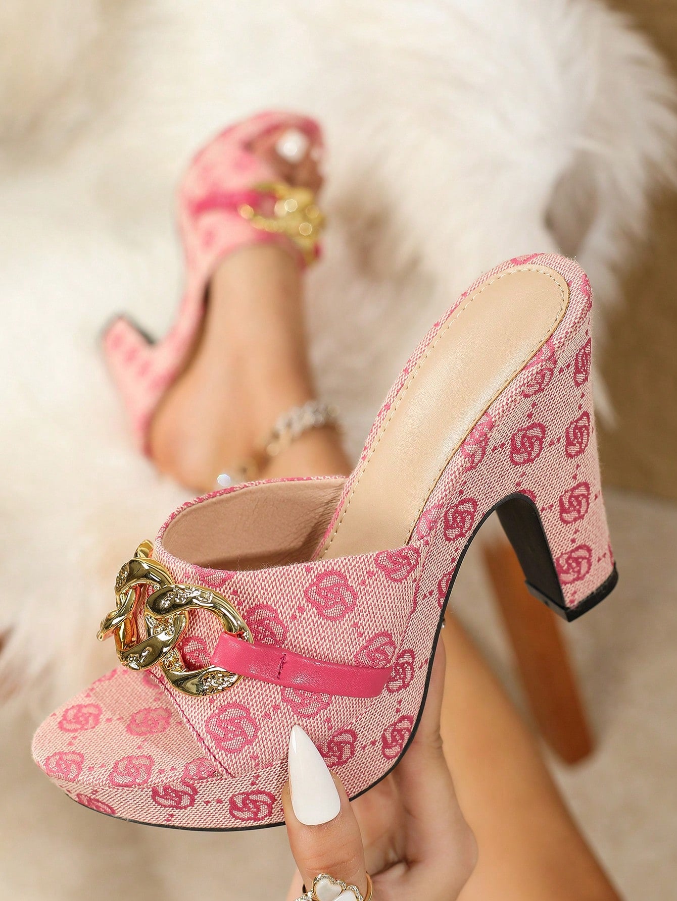 New Spring And Summer Retro Floral Fabric Slip-Resistant, Comfortable Beach Vacation High-Heeled Sandals With Metal Buckle, Comfortable Thick-Soled, Round Headed Shoes