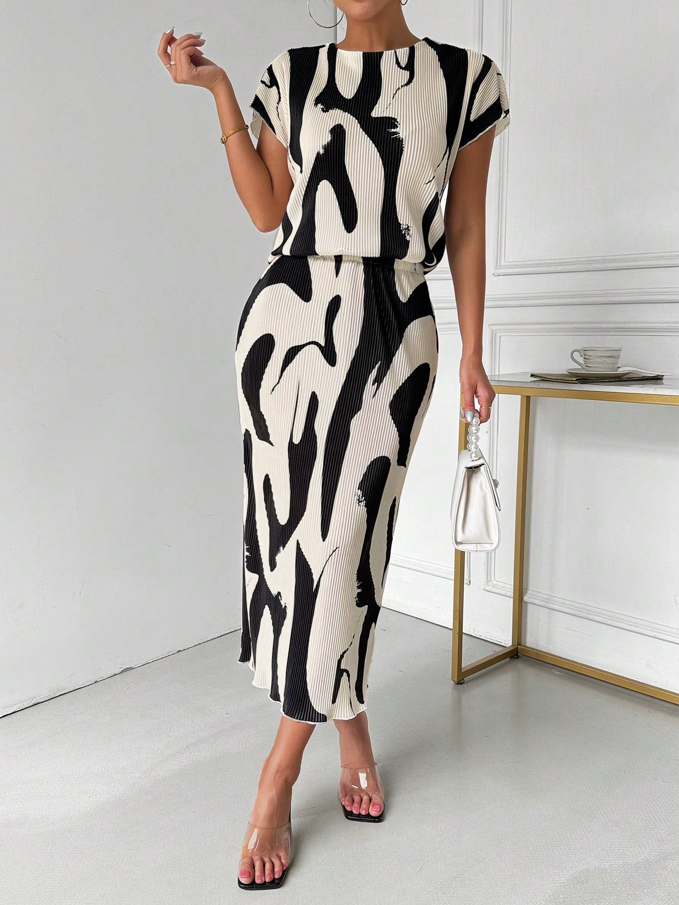 Ladies" Fashionable Color-Contrasting Printed Short-Sleeved Top And Skirt Two-Piece Set
