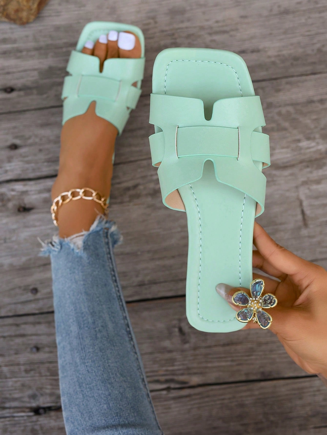 2022 New Style Women Slippers, Fashionable And Casual, Comfortable Flat Heels, Roman Style Slip-On, Recommended By Fashion Bloggers, Suitable For Spring And Summer, Available In Black, Brown, And Beige Color, With Embossed Design Or Diamond Decoration, Pe