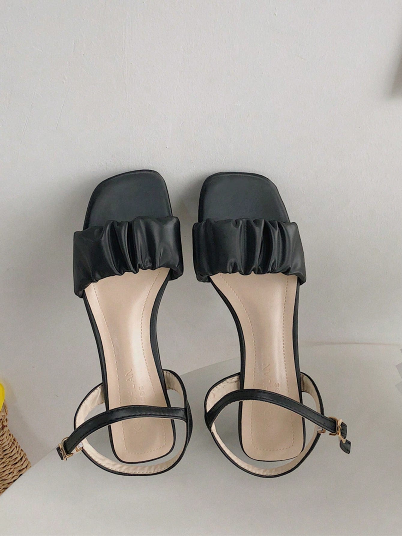 少女杏色露趾踝帶高跟涼鞋，中跟