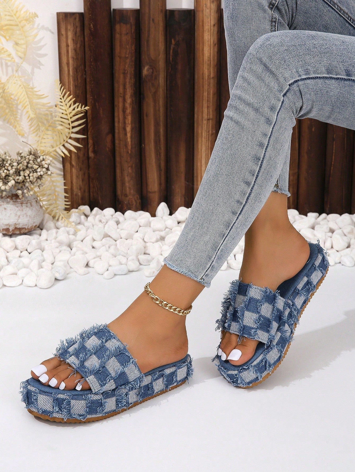 Women's Fashionable Lightweight Slip-Resistant Vacation Thick-Soled Slipper, Block Heeled With Fabric Upper