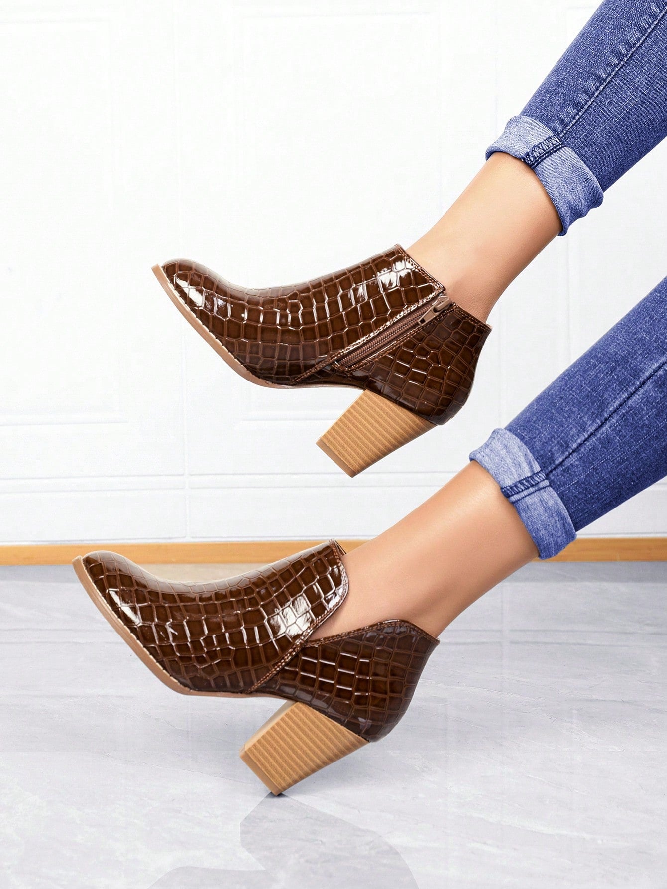 Women's Fashion Round Toe Crocodile Pattern High Heel Ankle Boots, 7cm Heel Height, Coffee PU Material, Suitable For Outdoor And Work
