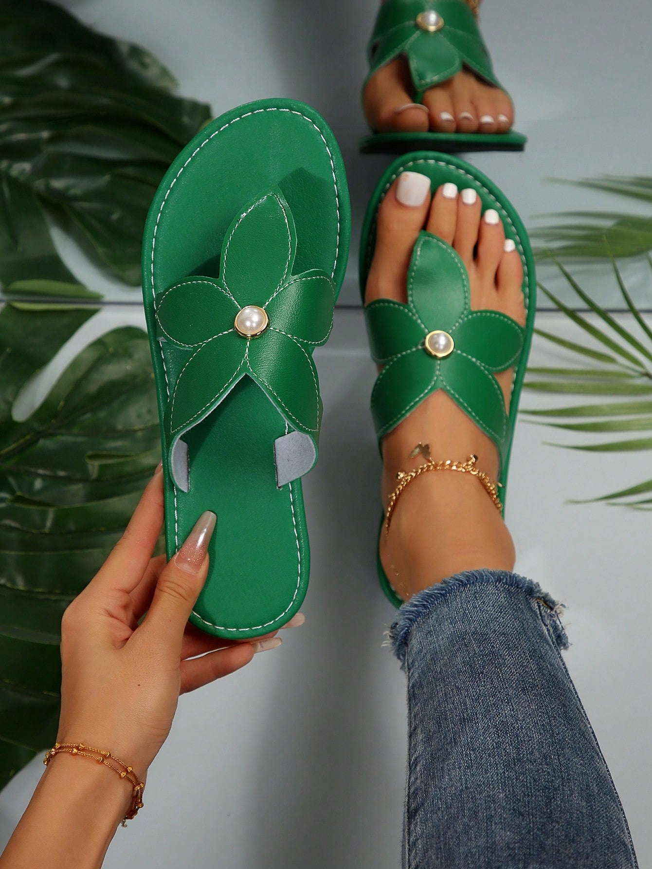European And American Women's Solid Color Green Flower Design Comfortable And Lightweight Flip Flops Beach Sandals