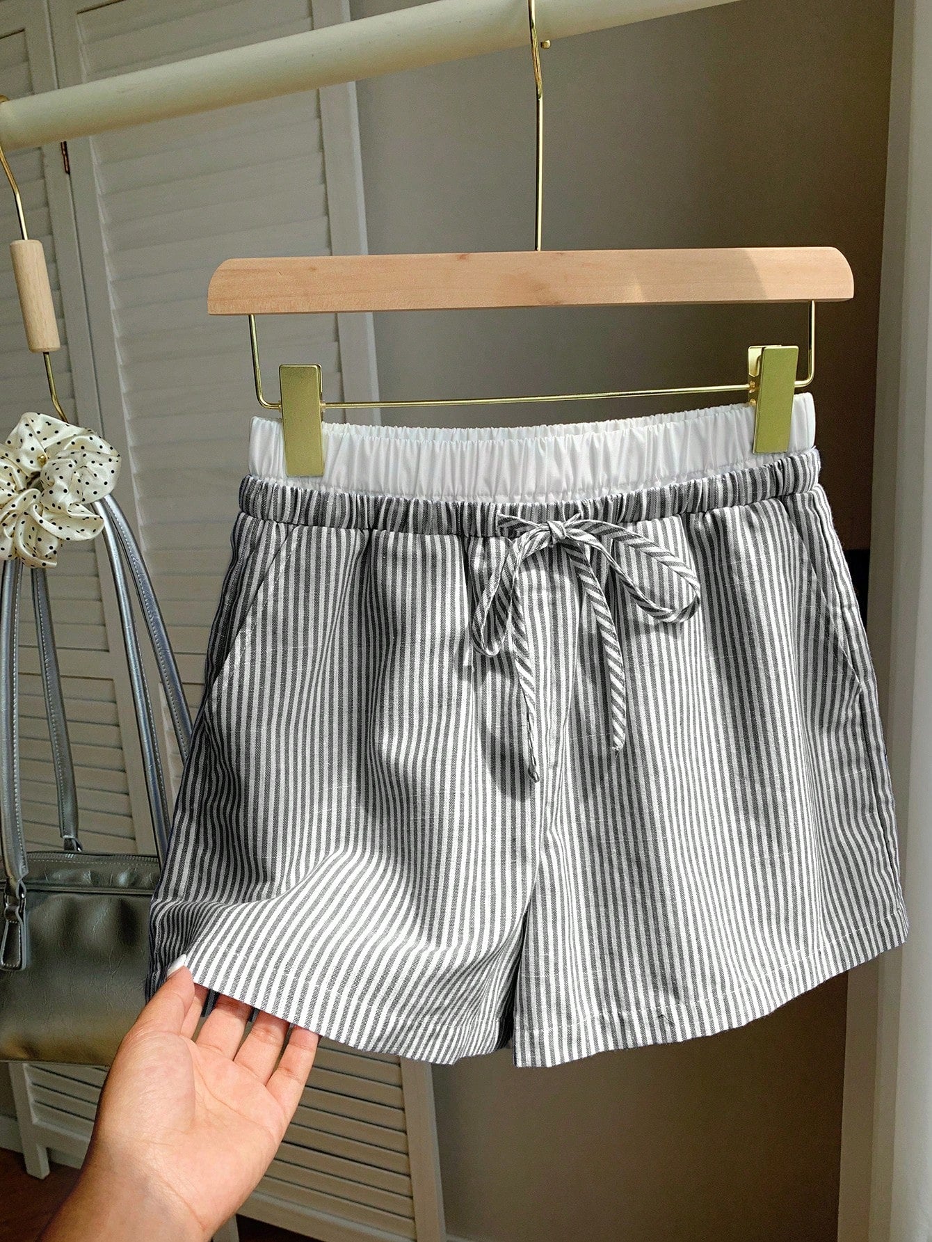 Striped Print Pocket Drawstring Waist Shorts
