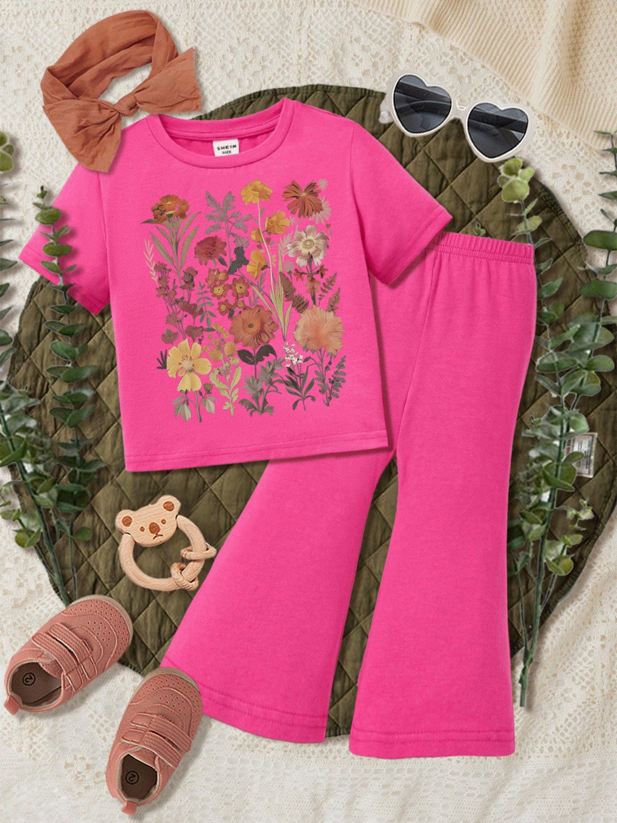 Young Girl Pressed Flowers T-Shirt, Boho Wildflowers Cottagecore Shirt, Vintage Botanical Tee, Pastel Floral Nature Shirt, Garden Lover Gift, Plant Shirts, Suitable For Summer, Casual Simple Floral Pattern Round Neck Short Sleeve And Long Pants Two-Piece