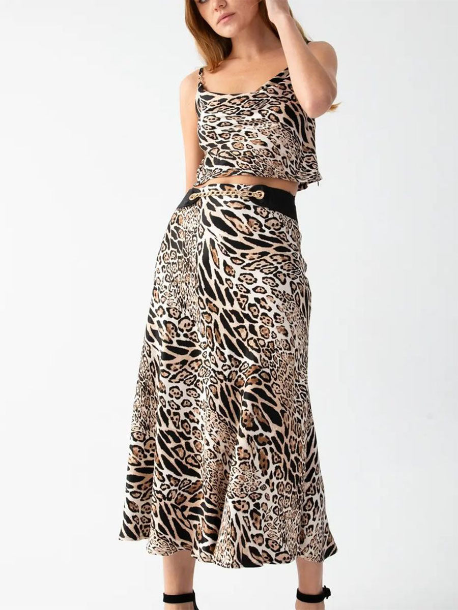 New stylish casual set: leopard print shorts, short camisole with metal decoration, and high-waisted midi skirt two-piece set.